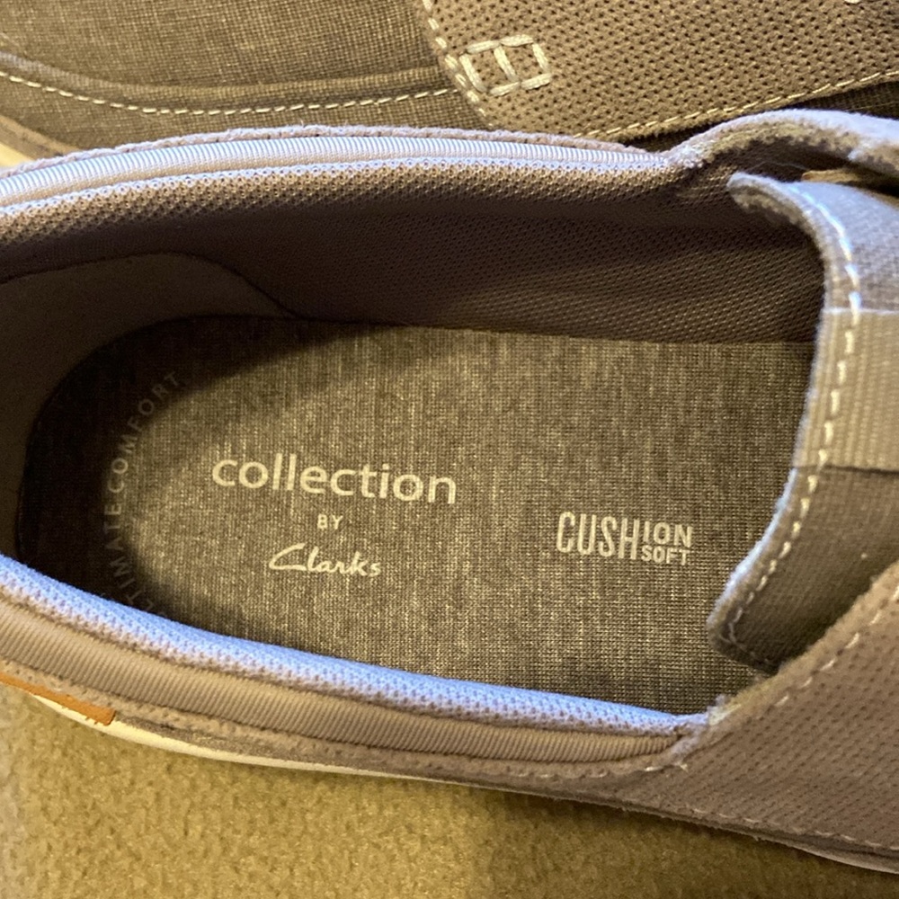 Clarks canvas slip-on shoes. Men's size 9. - Picture 5 of 7
